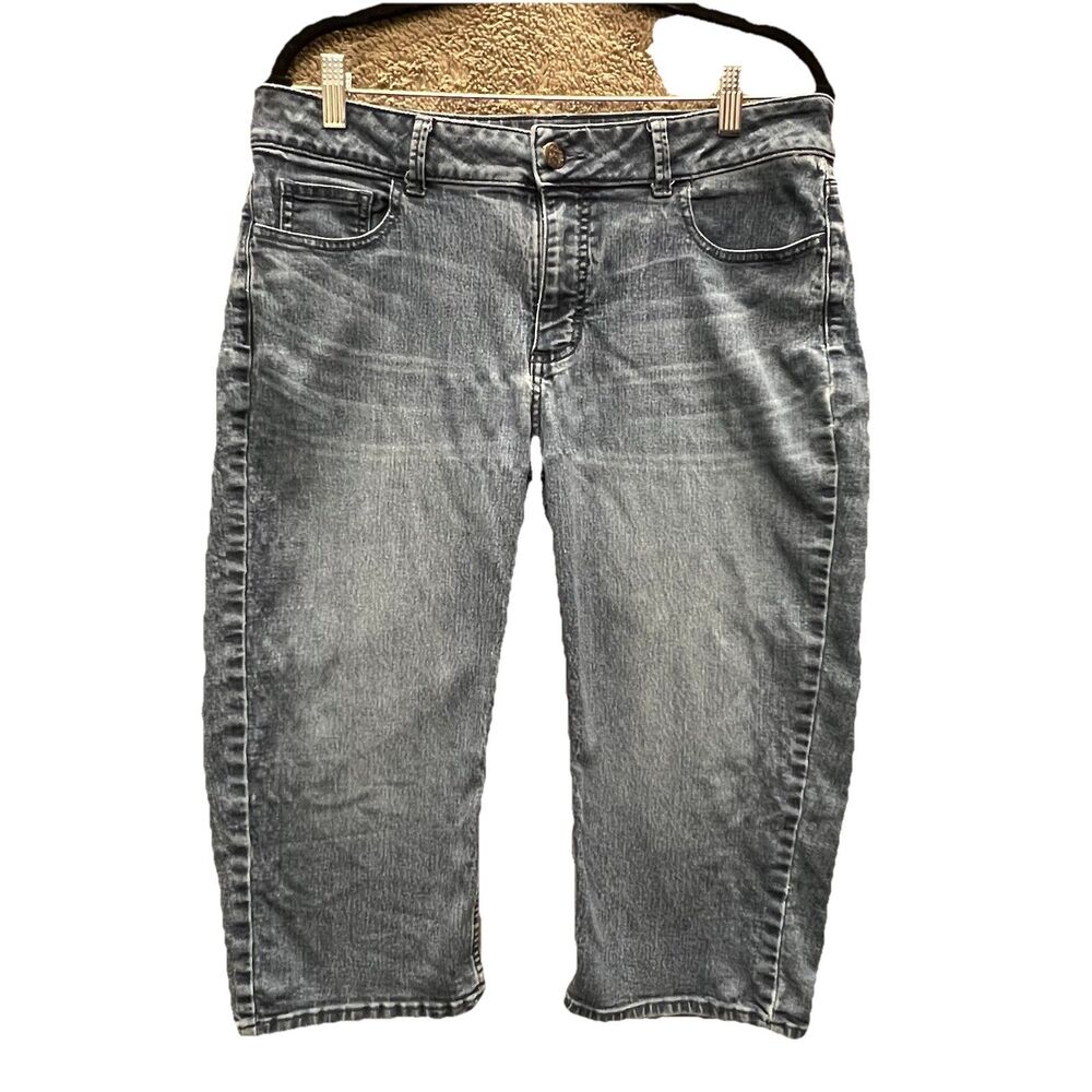 Women's Lee Riders Denim Size Medium Midrise Capri Blue Jeans Distressed